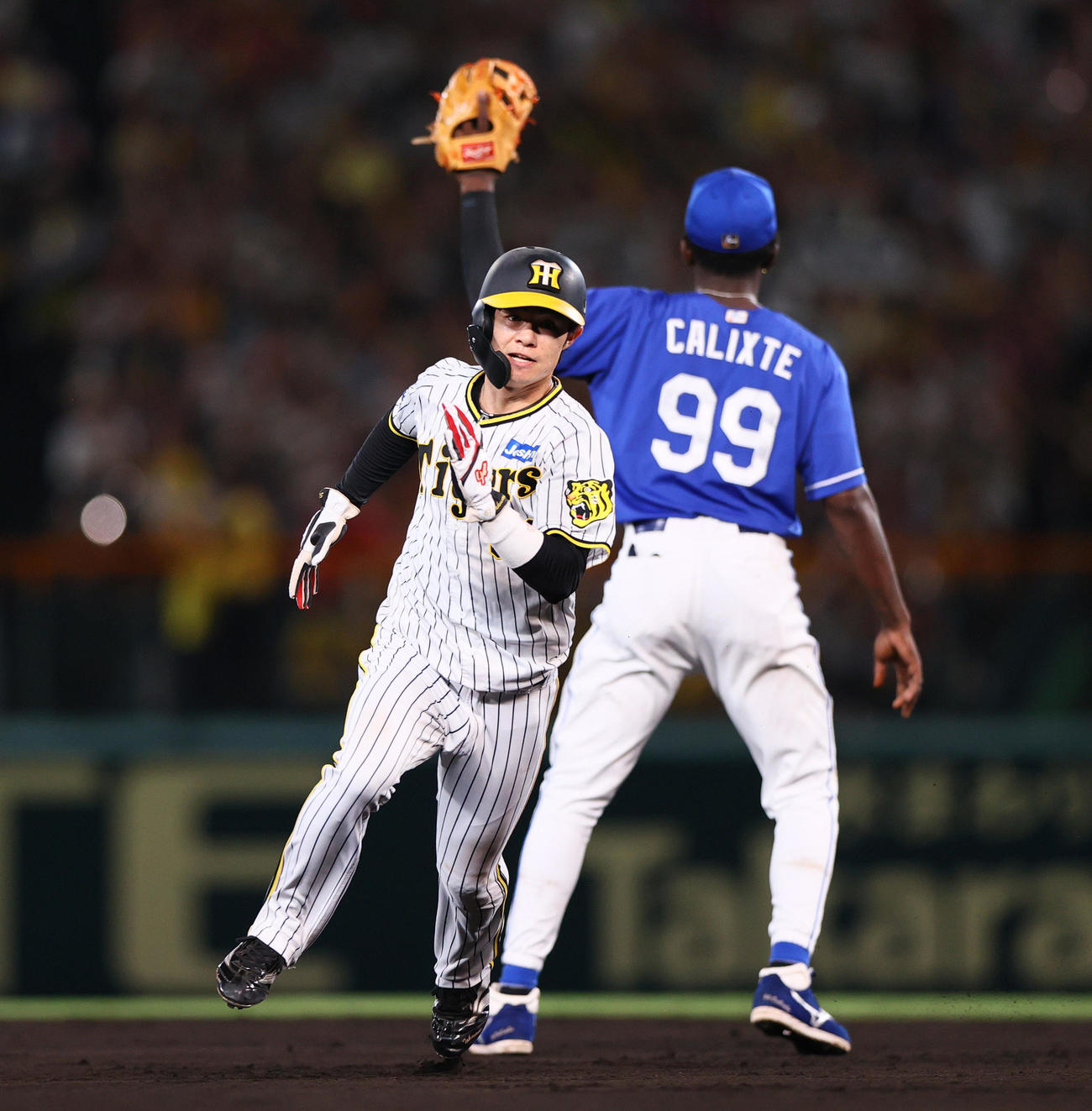 阪神対中日　6回裏阪神無死一塁、一走中野（手前）は森下の右前打で三塁へ向かう（撮影・上山淳一）