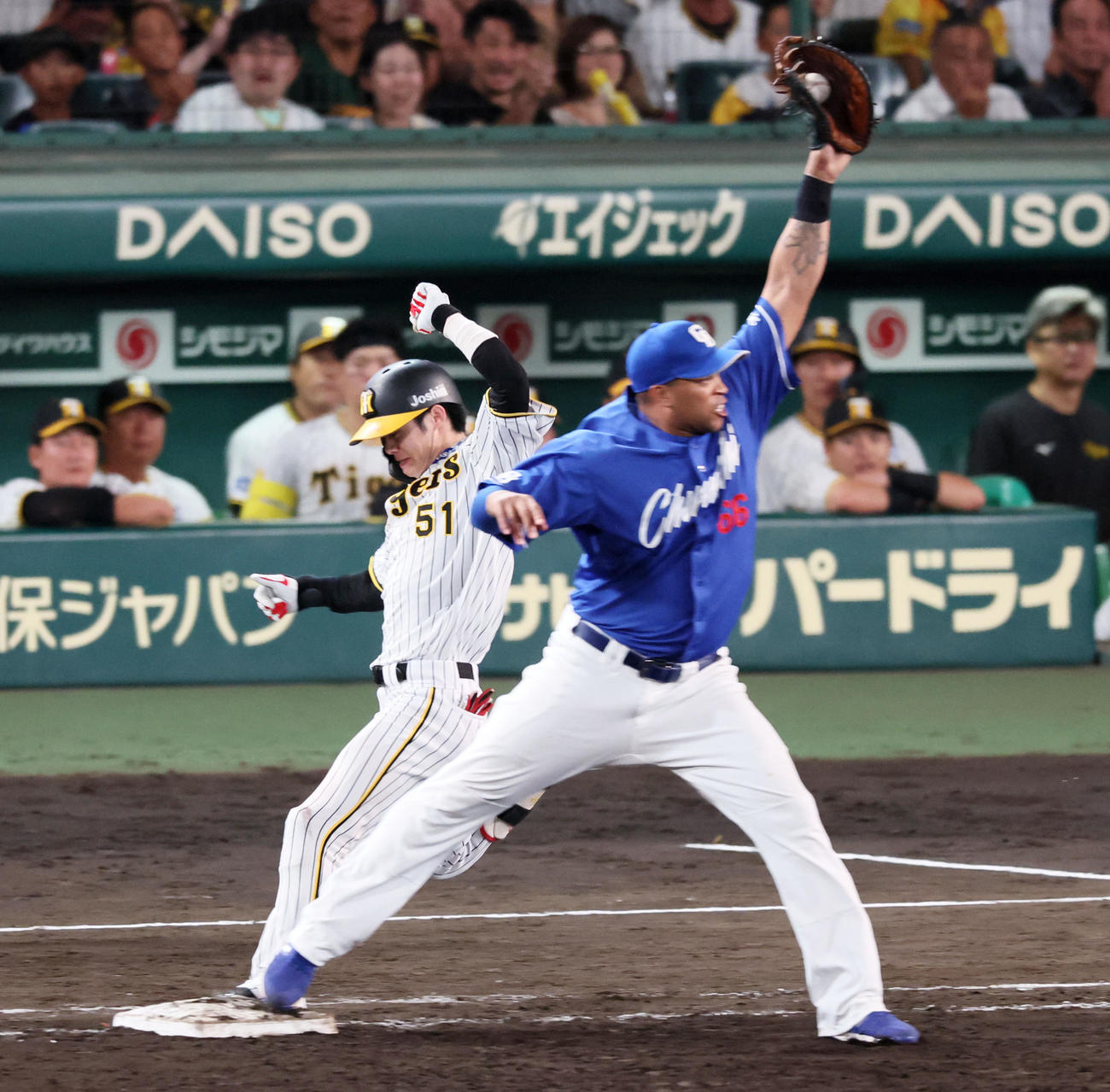 阪神対中日　7回裏阪神1死一、二塁、中野は三ゴロに倒れる。一塁手はビシエド（撮影・加藤哉）