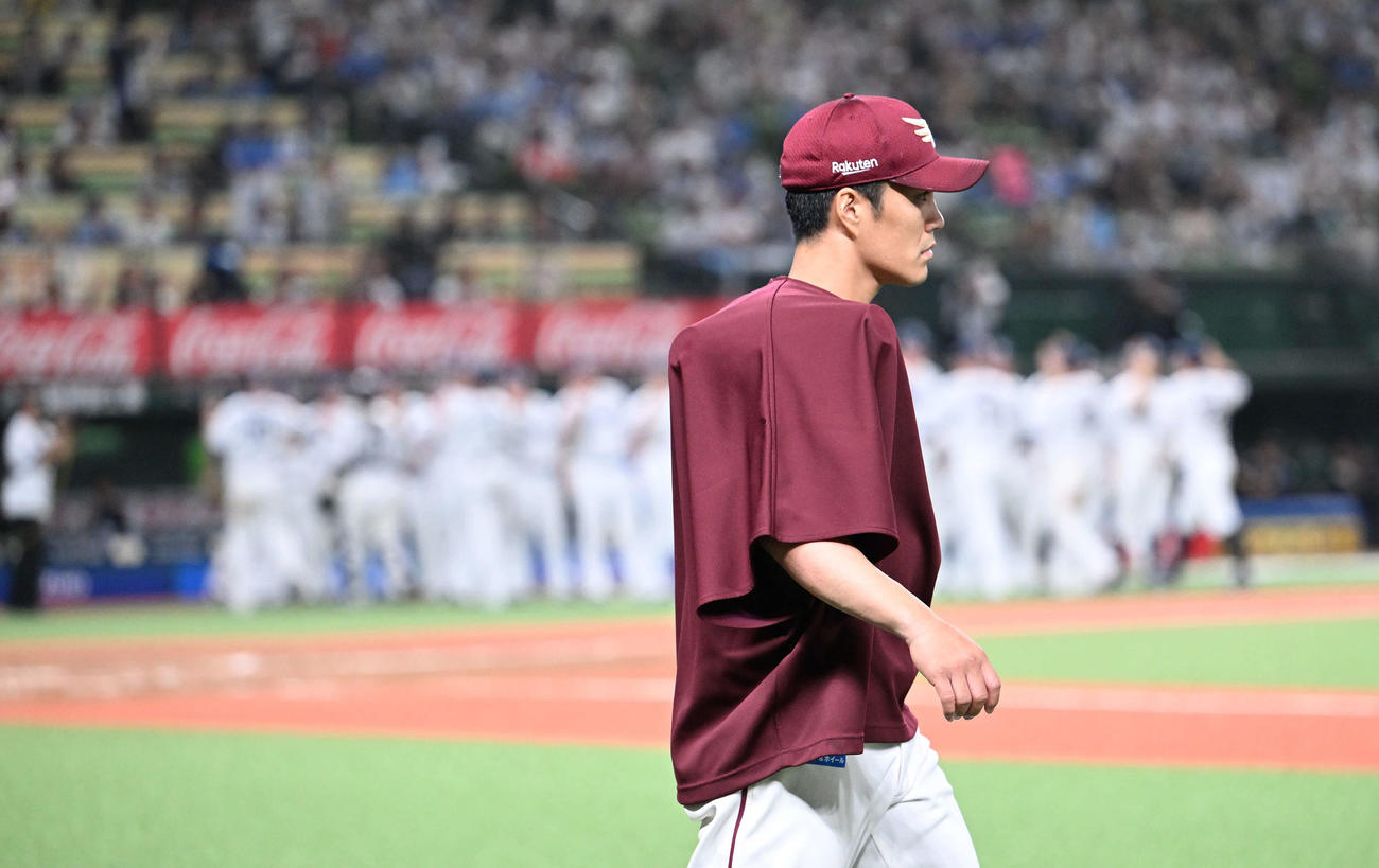 西武対楽天　ベルーナドーム最終戦を終えあいさつに向かう楽天則本（撮影・滝沢徹郎）