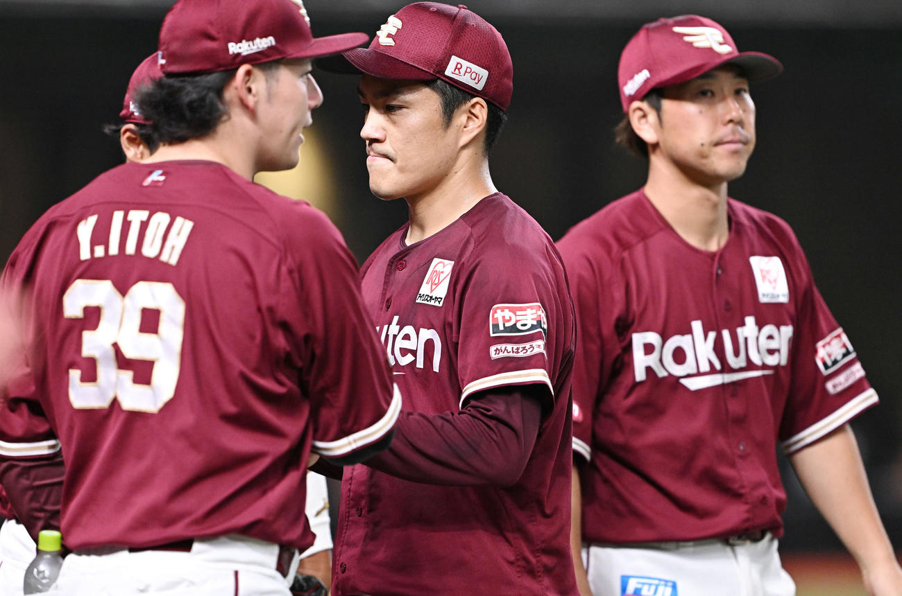 西武対楽天　5回裏に得点を許した楽天則本（中央）は厳しい表情でベンチへ引き揚げる（撮影・滝沢徹郎）