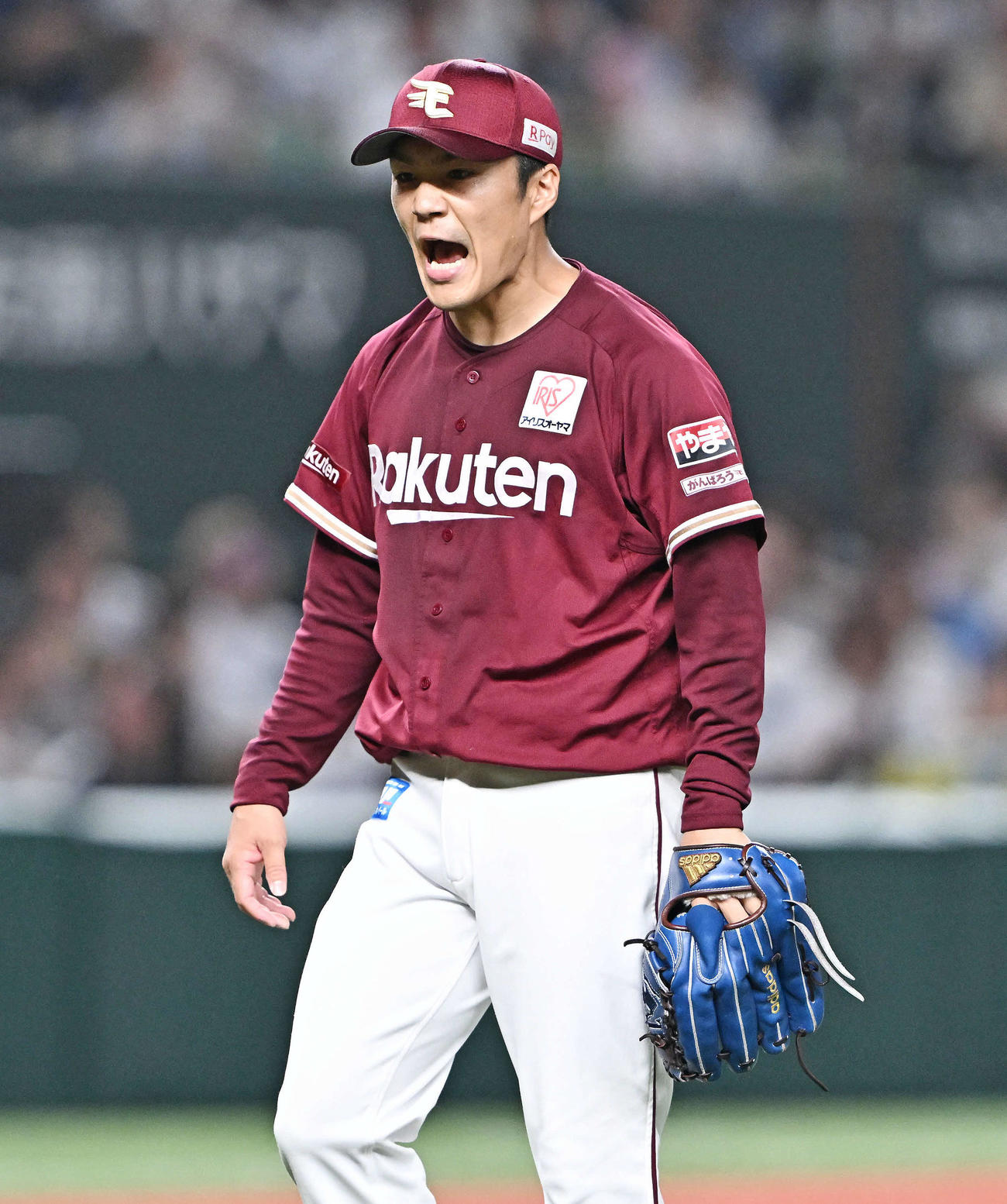 西武対楽天　7回裏を投げ終えさけぶ楽天則本（撮影・滝沢徹郎）