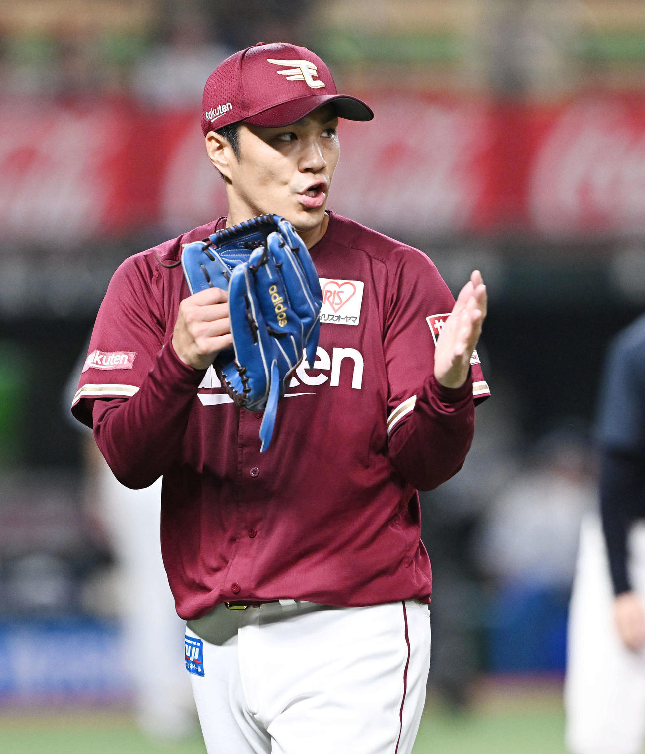 西武対楽天　7回裏を投げ終えグラブをたたく楽天則本（撮影・滝沢徹郎）