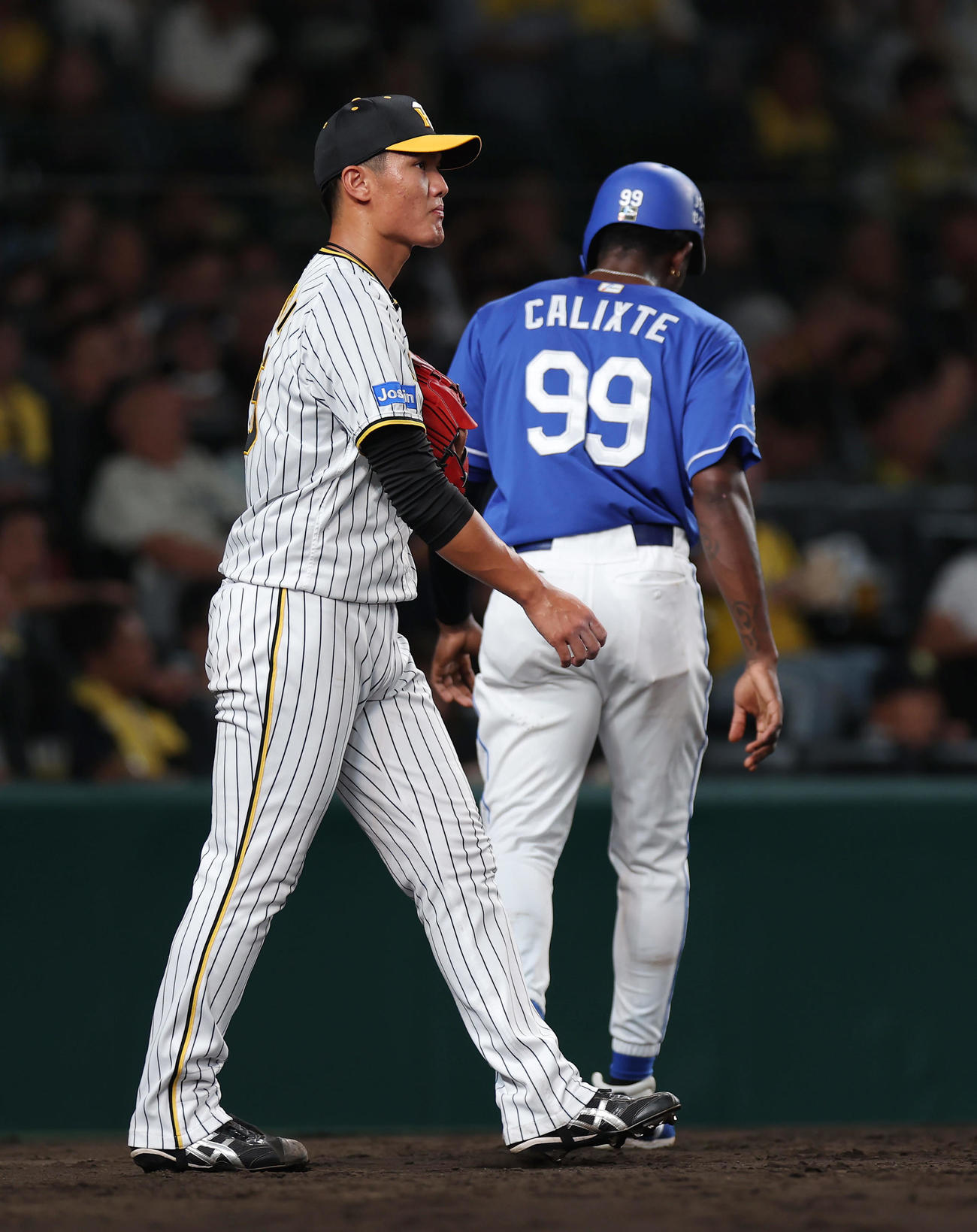 阪神対中日　7回表中日1死一、二塁、石川昂に適時二塁打を浴びた西純（撮影・前田充）