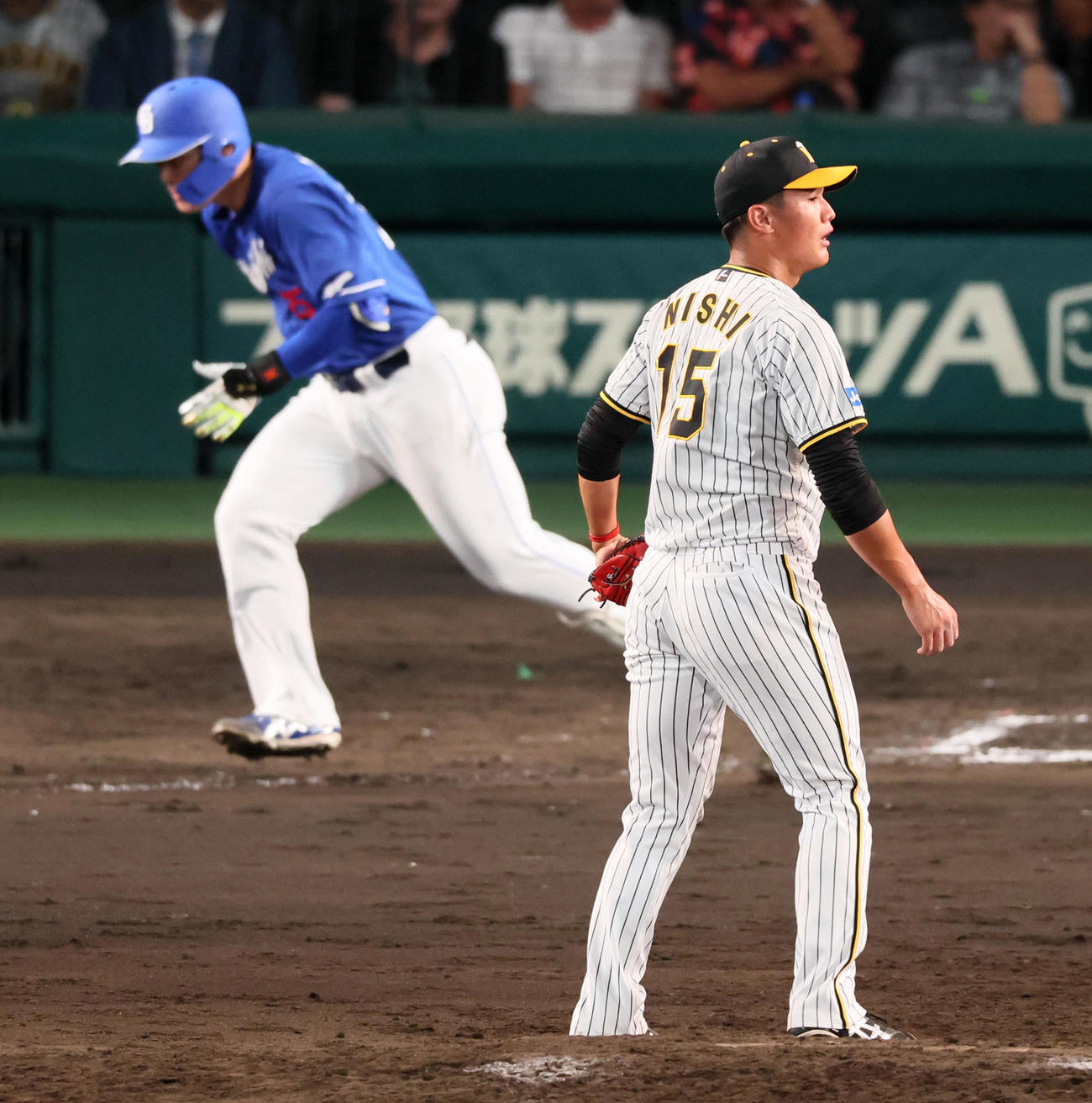 阪神対中日　7回表中日1死一、二塁、西純は石川昂に左適時二塁打を打たれ失点を許す（撮影・加藤哉）