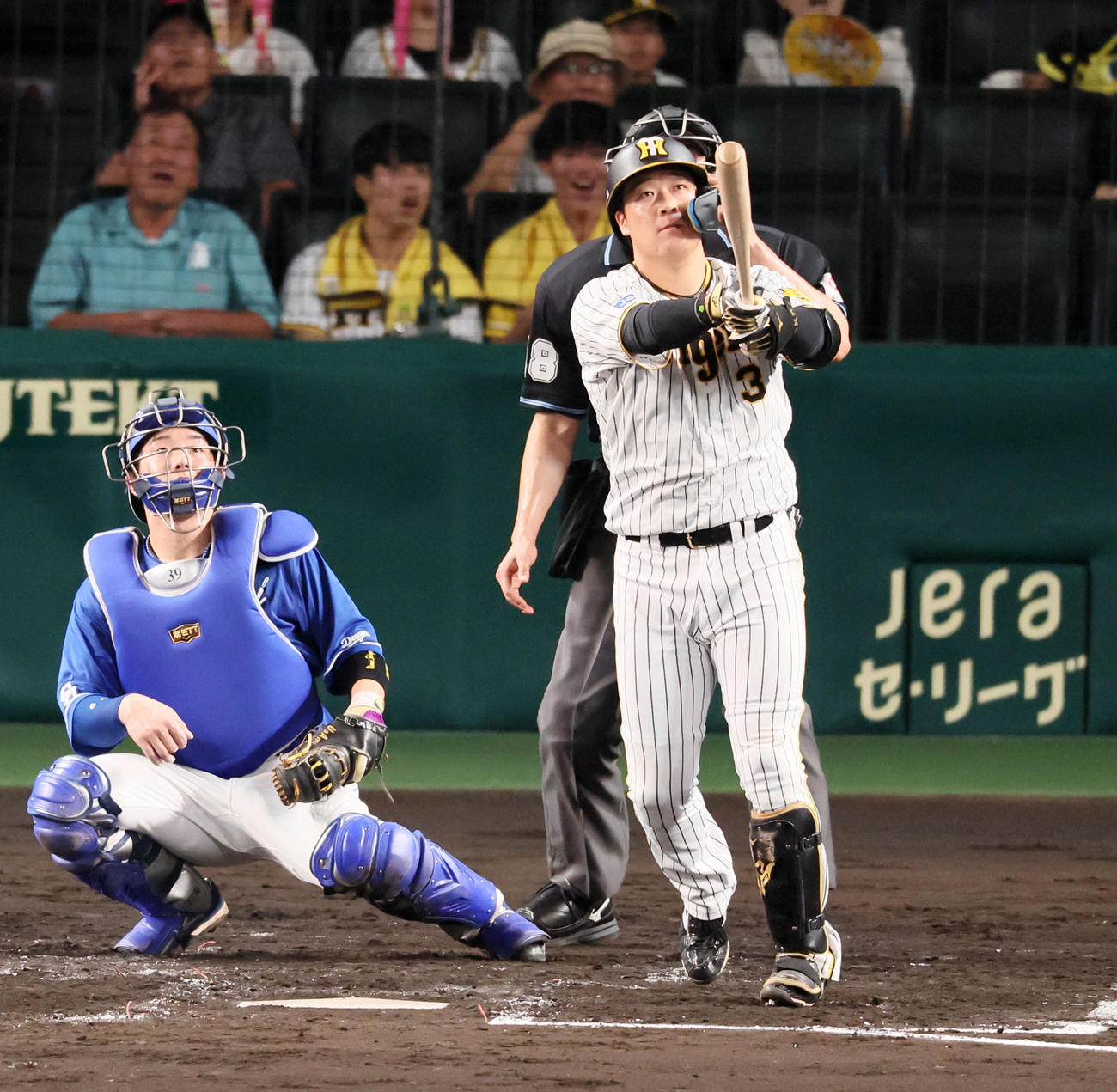 阪神対中日　4回裏阪神1死一塁、大山は左越え2点本塁打を放つ（撮影・加藤哉）