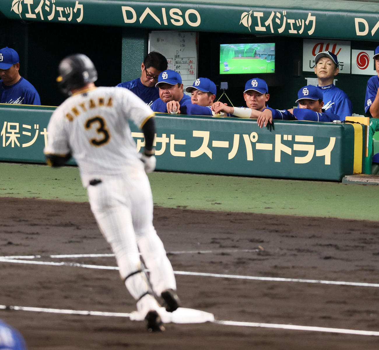 阪神対中日　4回裏阪神1死一塁、立浪監督（右）は左越え2点本塁打を放って三塁をまわる大山を見る（撮影・加藤哉）