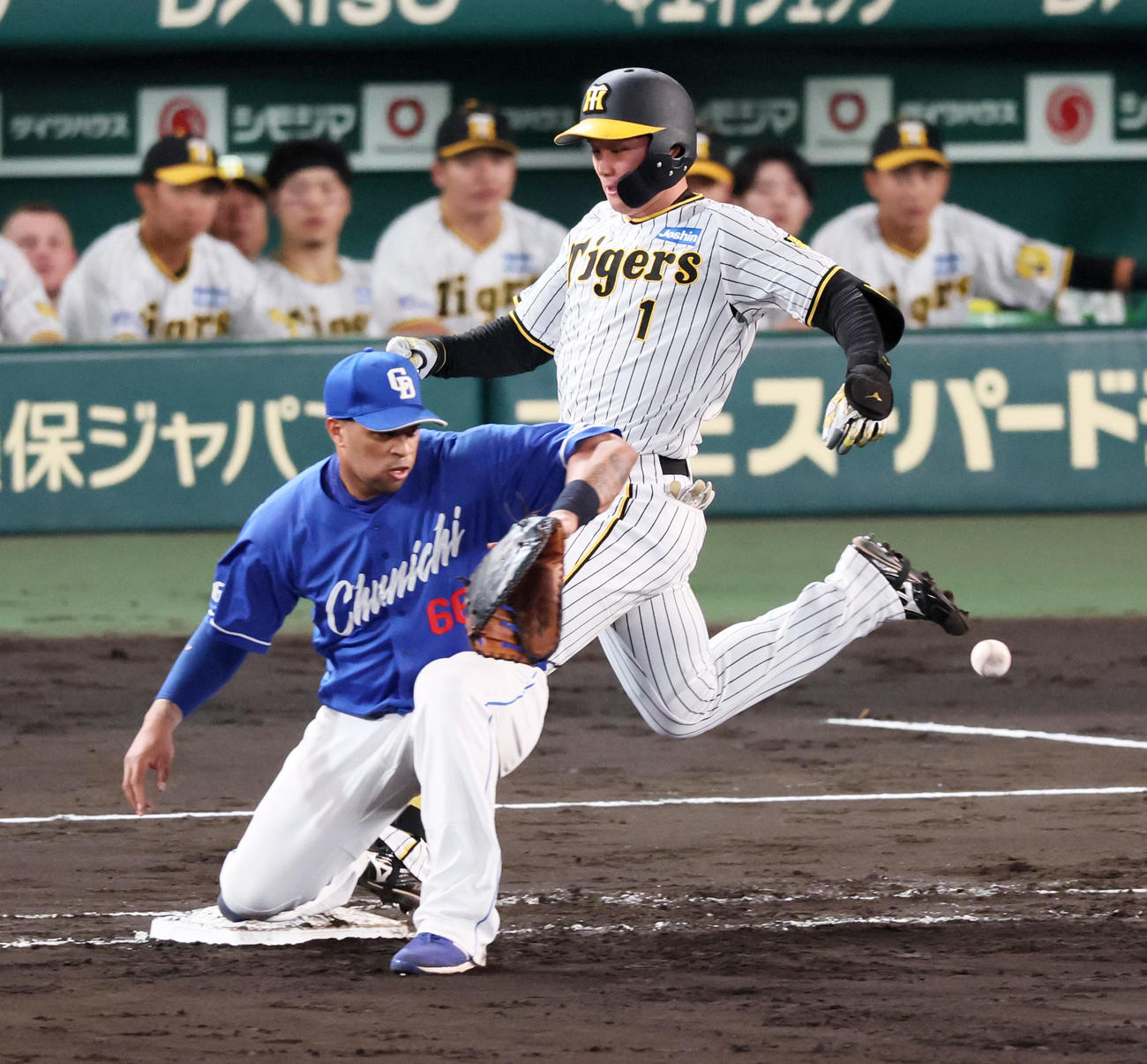 阪神対中日　4回裏阪神1死、森下は遊撃内野安打を放つ。一塁手ビシエド（撮影・加藤哉）