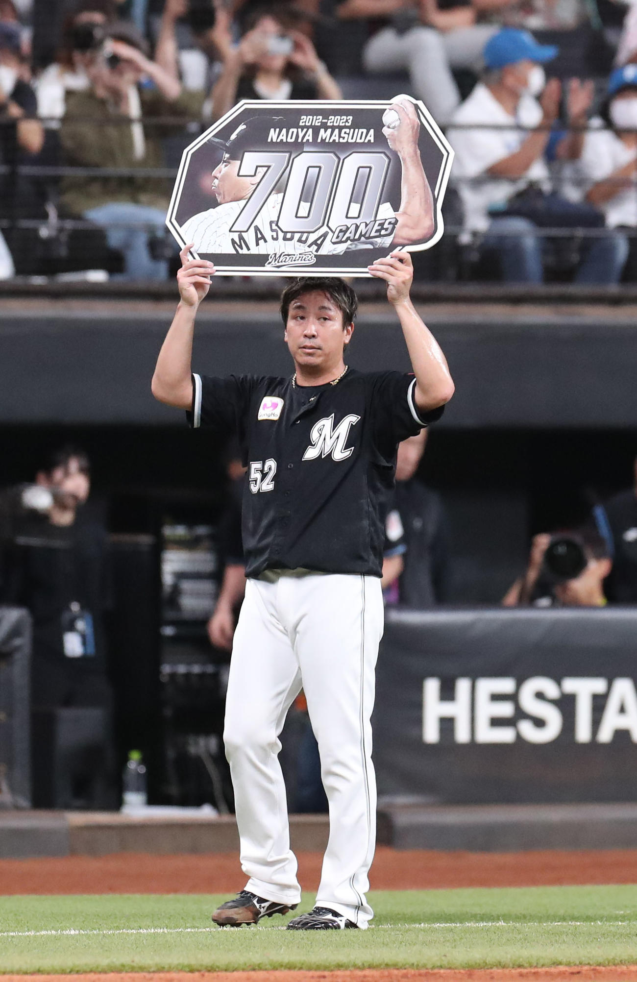 日本ハム対ロッテ　通算700登板を達成し記念ボードを掲げるロッテ益田（撮影・佐藤翔太）