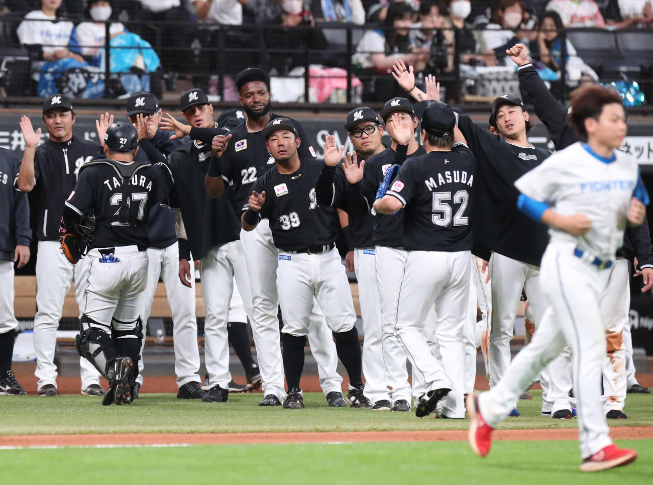 日本ハム対ロッテ　通算700登板を達成しナインに出迎えられるロッテ益田（撮影・佐藤翔太）