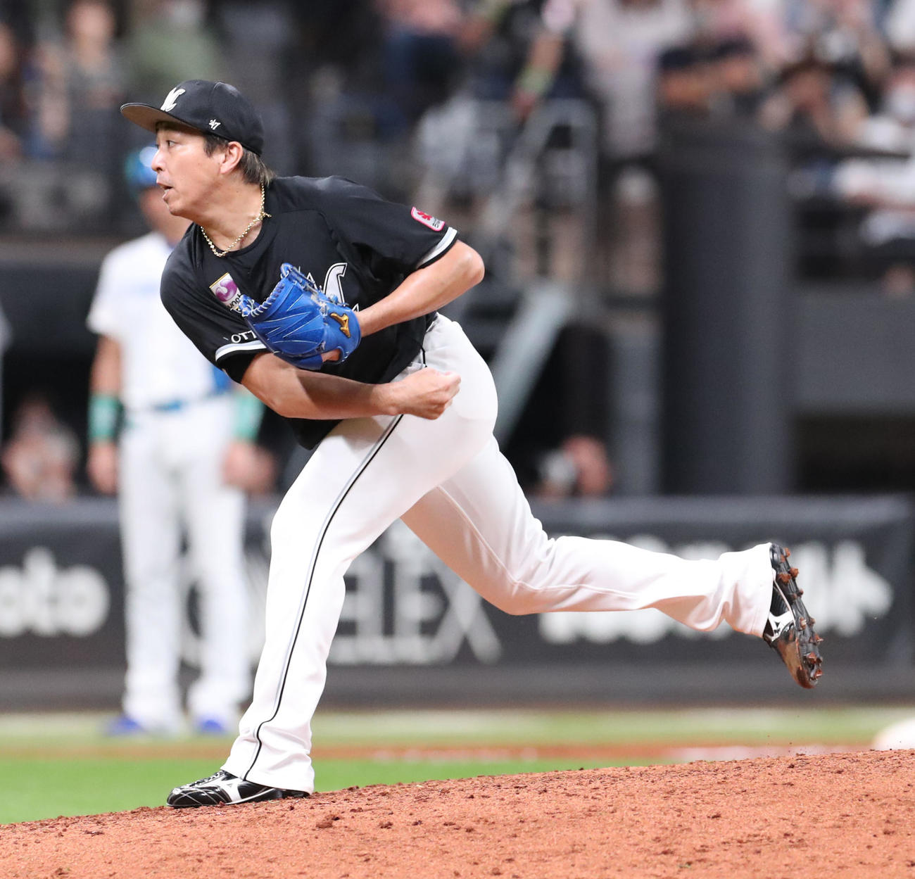 日本ハム対ロッテ　9回裏から登板するロッテ益田（撮影・佐藤翔太）