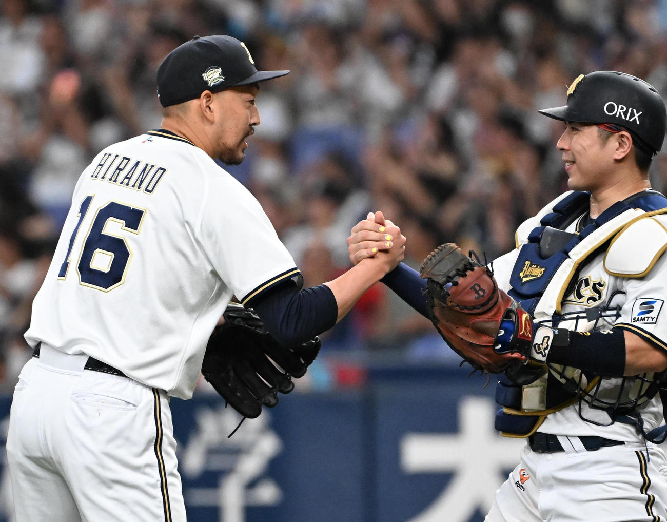 オリックス対ソフトバンク　ソフトバンクに勝利し喜ぶ（左から）平野佳、若月（撮影・石井愛子）