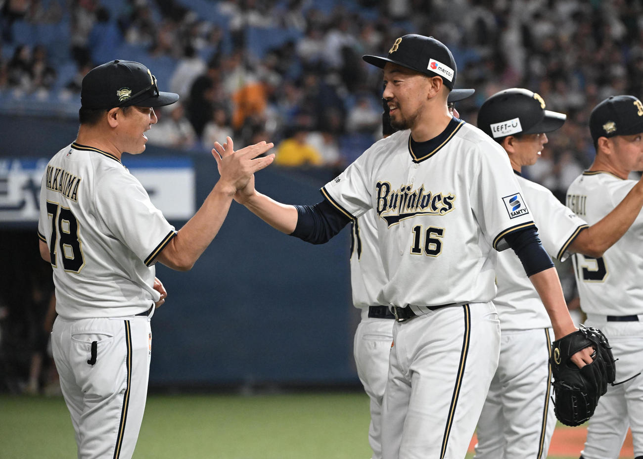 オリックス対ソフトバンク　ソフトバンクに勝利しタッチを交わすオリックス中嶋監督と平野佳（撮影・和賀正仁）