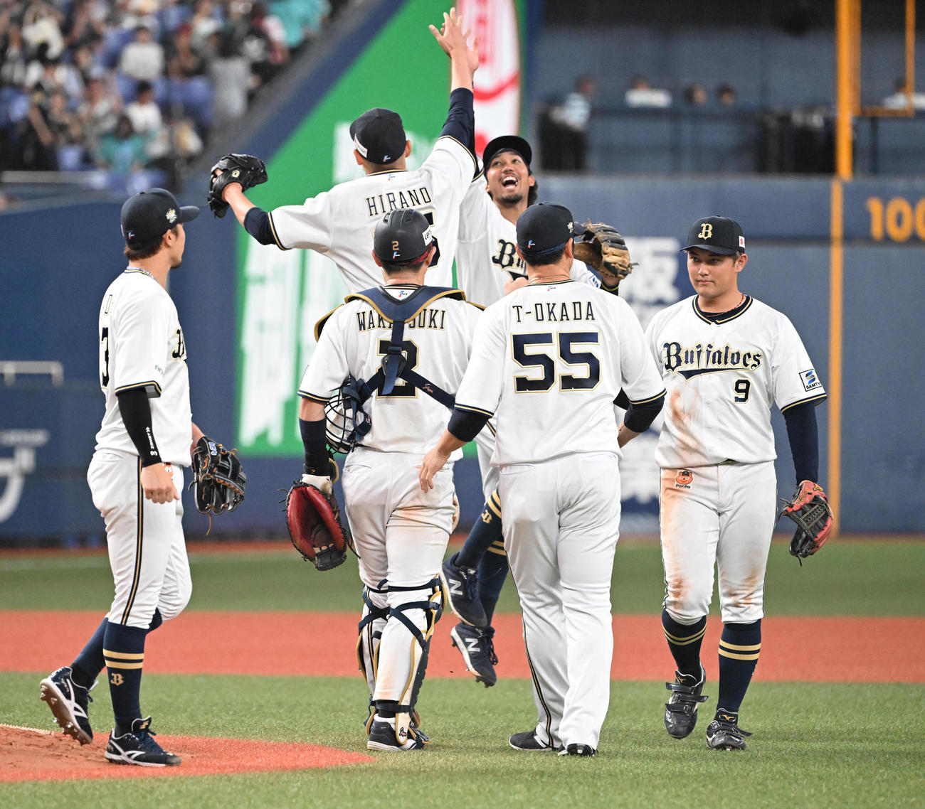 オリックス対ソフトバンク　ソフトバンクに勝利しタッチを交わす平野佳（左奥）と宗（撮影・和賀正仁）