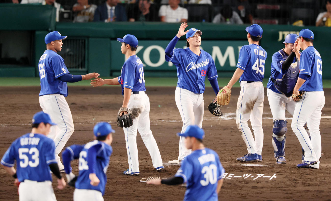 阪神対中日　阪神に勝利しマウンドでタッチする中日ナイン（撮影・加藤哉）