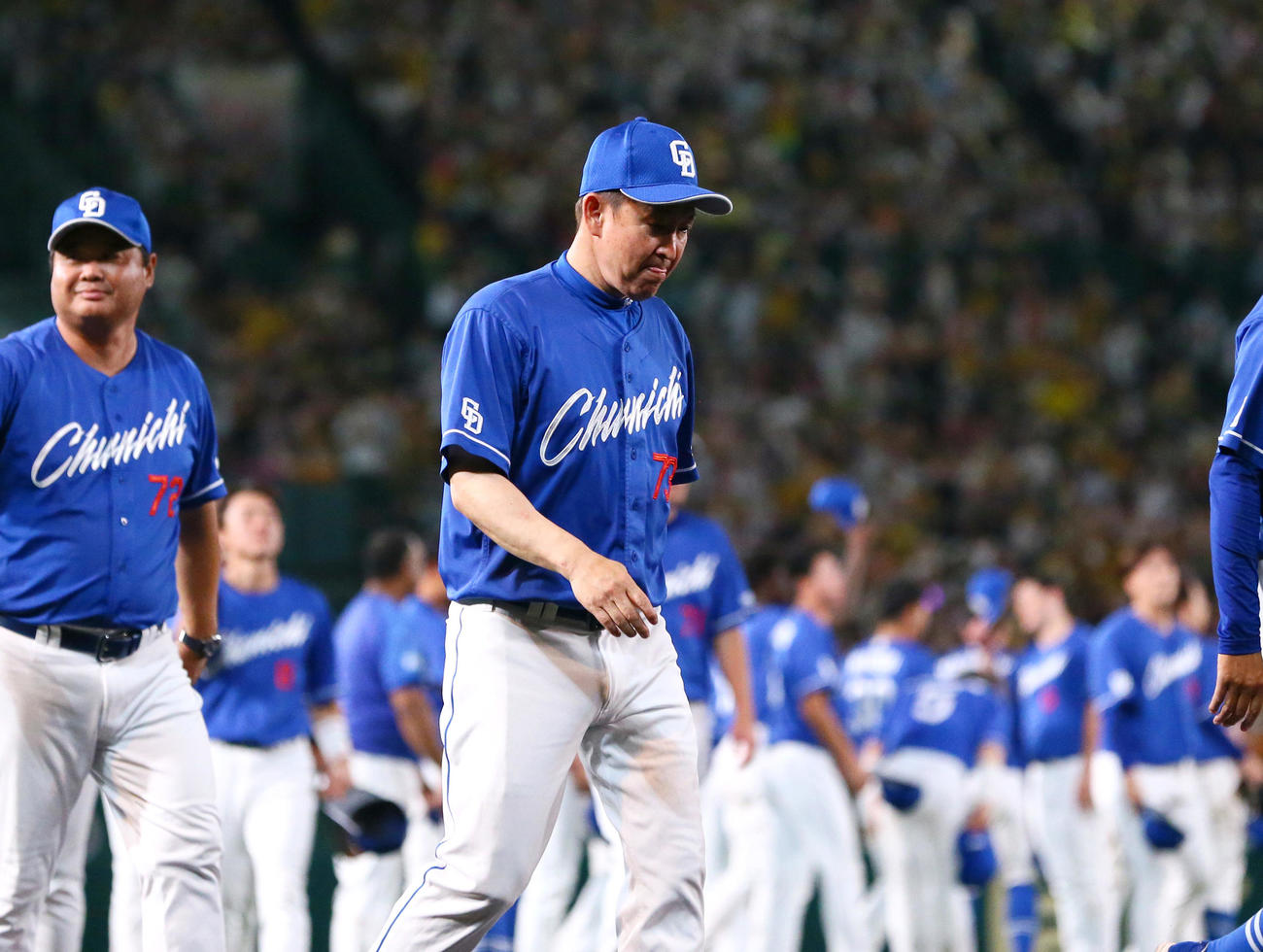 阪神対中日　中日立浪監督（手前）らは甲子園球場でのリーグ最終戦を終え引き揚げる（撮影・上山淳一）