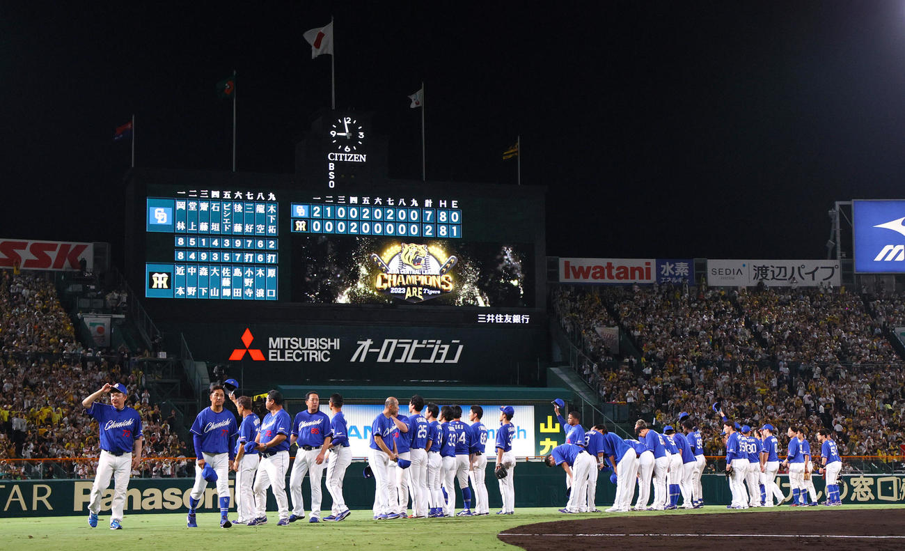 阪神対中日　甲子園球場でのリーグ最終戦を終えあいさつする中日立浪監督（左）ら（撮影・上山淳一）