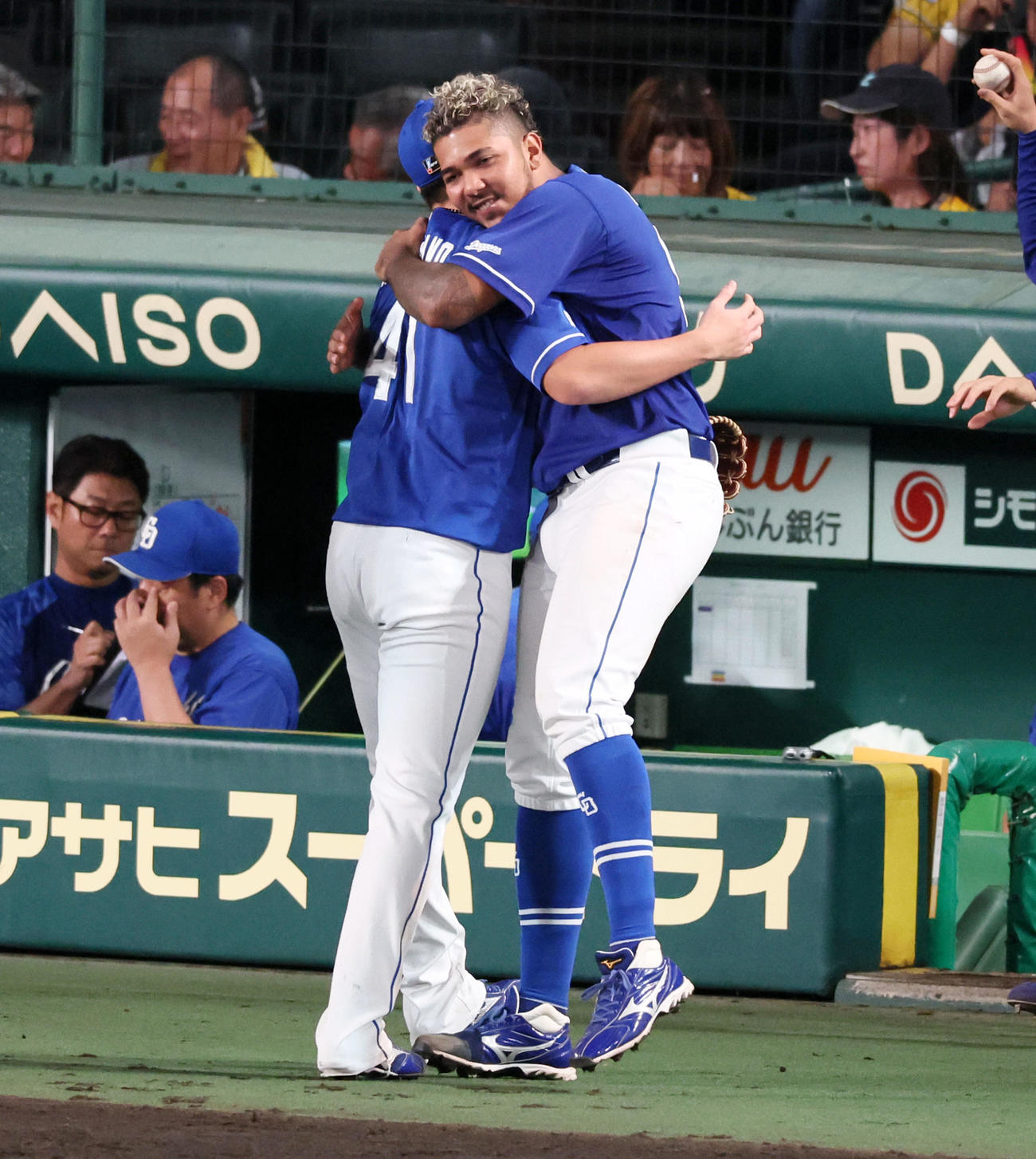 阪神対中日　7回裏、マウンドを引き継いだ勝野（左）が無失点ピッチングで締めベンチ前で抱きしめるメヒア（撮影・加藤哉）