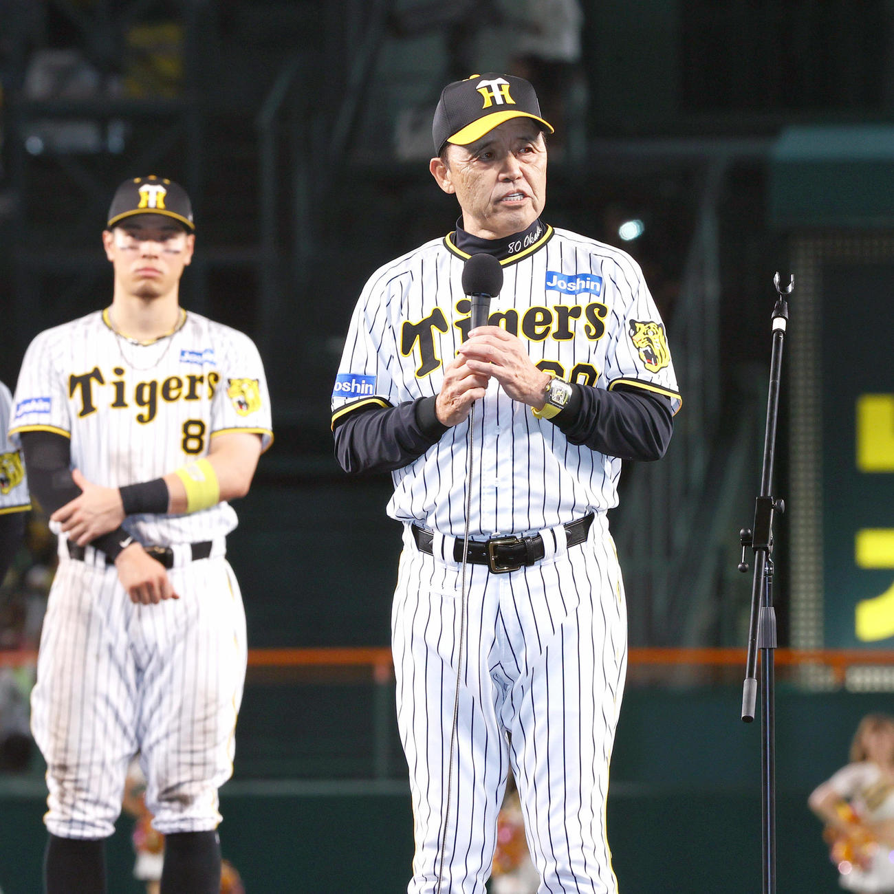 甲子園球場での今季最終戦を終え、あいさつする阪神岡田監督。左は佐藤輝（撮影・上山淳一）