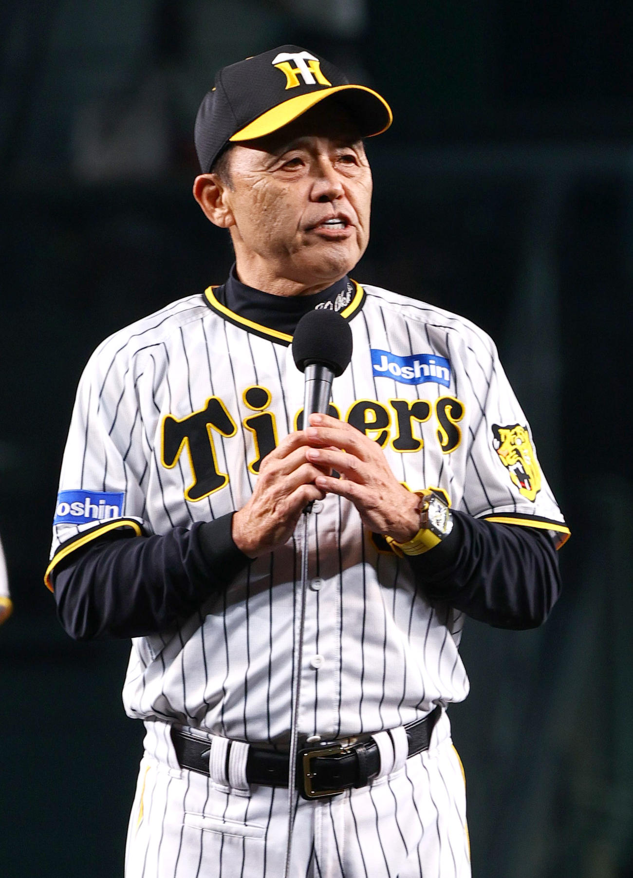 甲子園球場でのリーグ最終戦を終え、あいさつする阪神岡田監督（撮影・上山淳一）