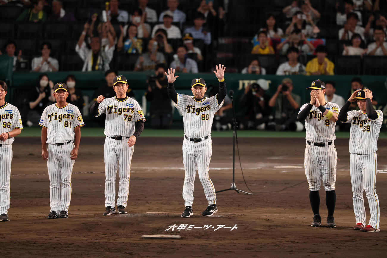 阪神対中日　今季の甲子園球場最終戦を終えファンにあいさつし手を振る岡田監督（撮影・加藤哉）