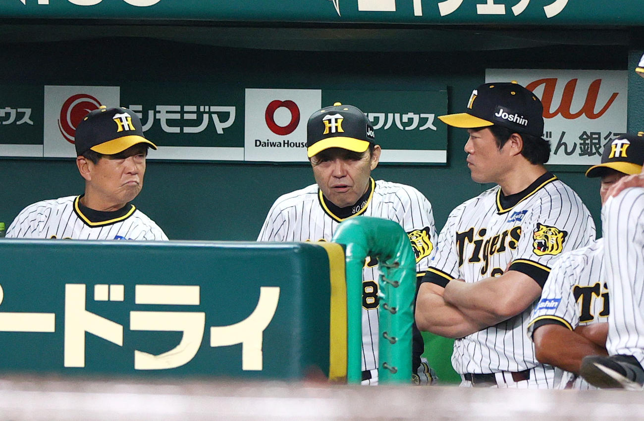 阪神対中日　6回表、阪神岡田監督（中央）はベンチでコーチ陣と話し合う（撮影・上山淳一）