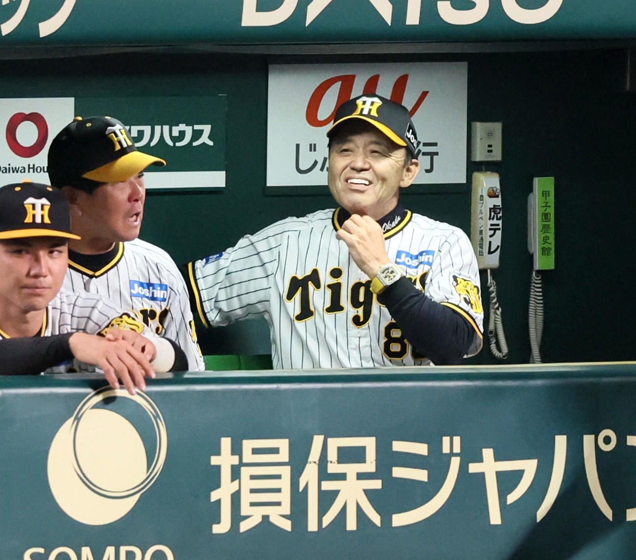 阪神対中日　6回裏阪神無死満塁、打席へ佐藤輝が向かう中。ベンチで笑顔を見せる岡田監督（撮影・加藤哉）