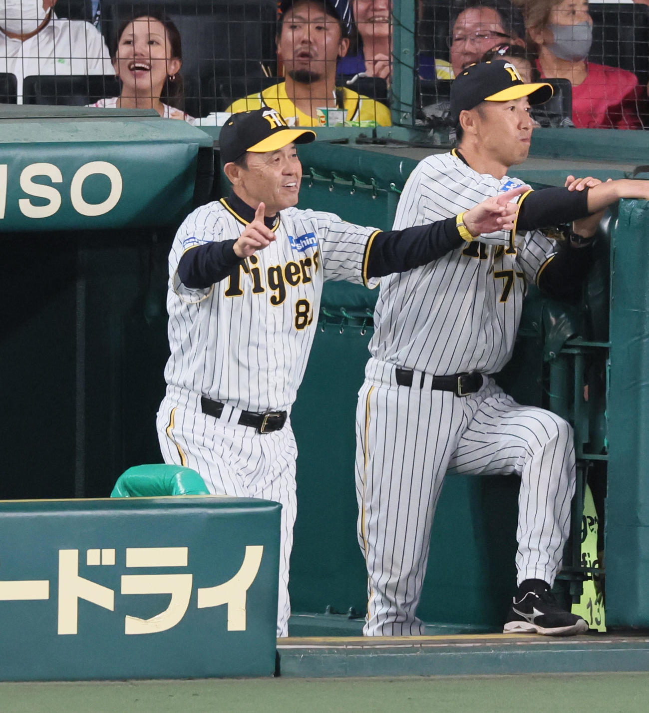 阪神対中日　7回裏阪神1死一、二塁、岡田監督は中野の一塁判定にリプレー検証をリクエストする（撮影・加藤哉）