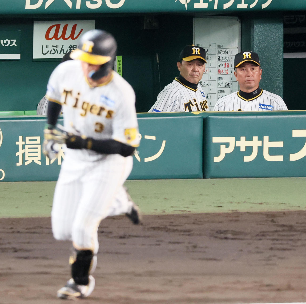 阪神対中日　4回裏阪神1死一塁、岡田監督は大山の左越え2点本塁打をベンチから見つめる（撮影・加藤哉）