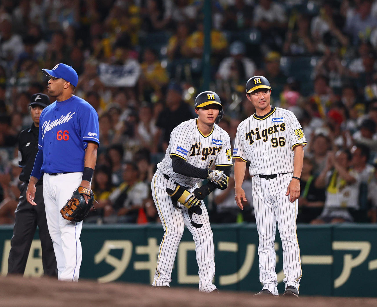 阪神対中日　6回裏阪神無死一塁、森下（中央）は右前打を放つ（撮影・上山淳一）