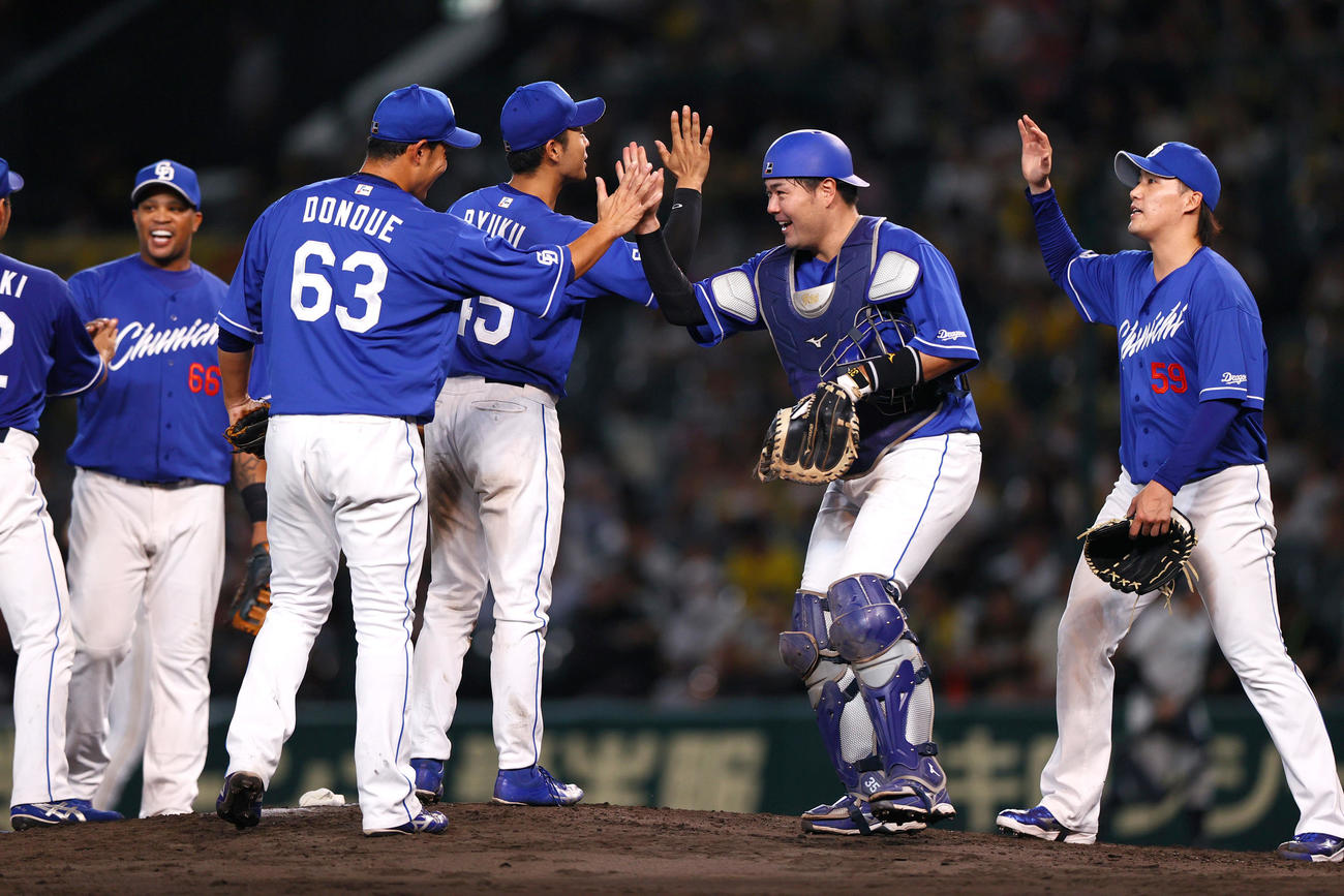 阪神対中日　阪神に勝利し、タッチをかわす中日ナイン（撮影・上山淳一）