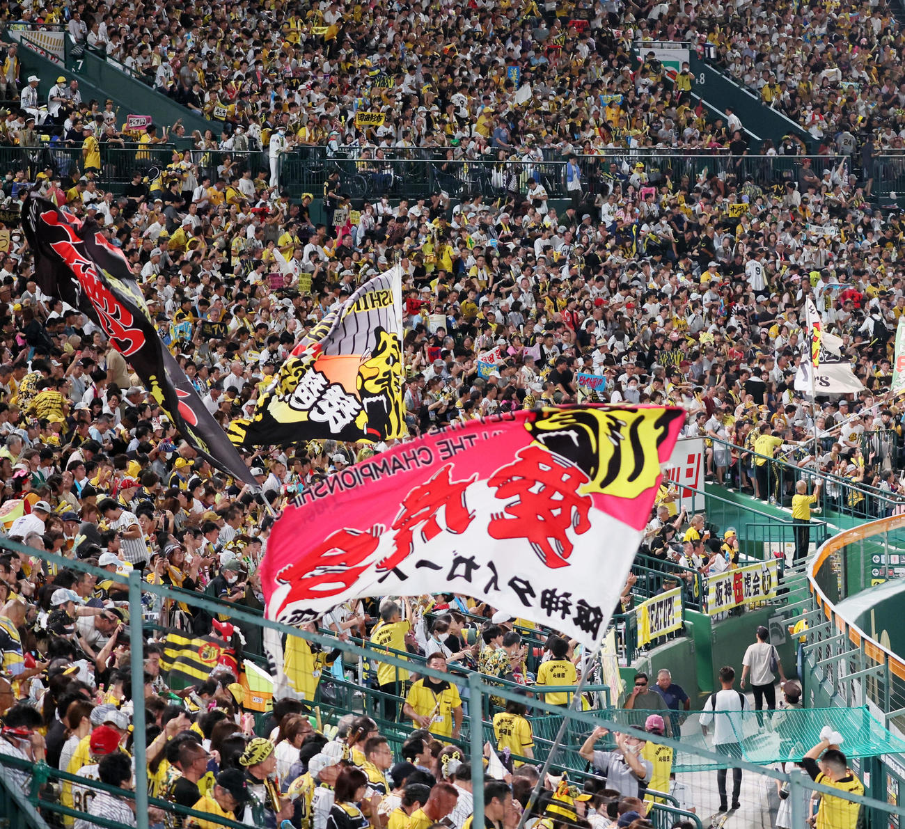 阪神対中日　7回裏、声援を送る阪神ファン（撮影・加藤哉）