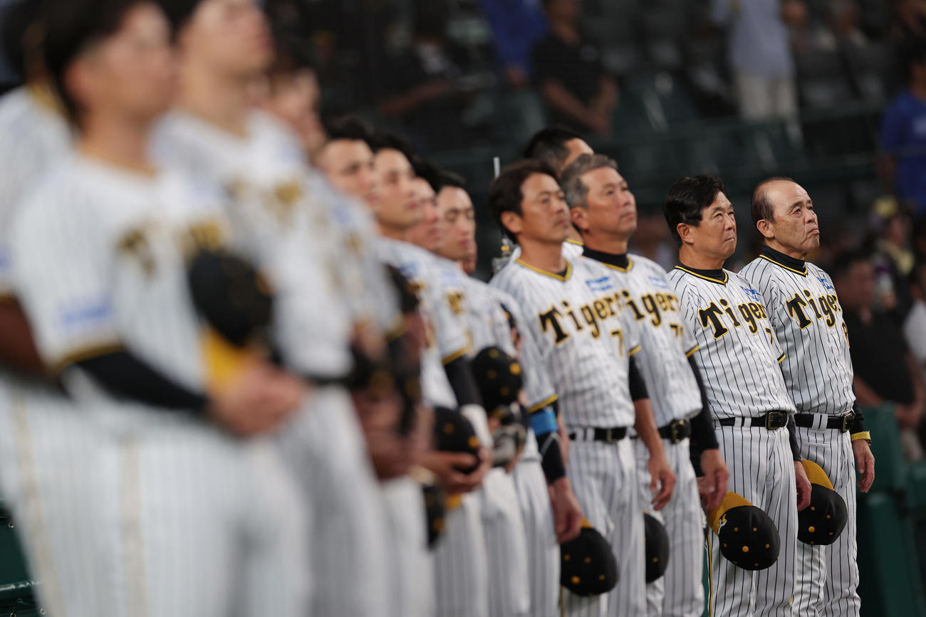 阪神対中日　試合前、君が代を聞く岡田監督（右端）ら阪神の選手たち（撮影・前田充）