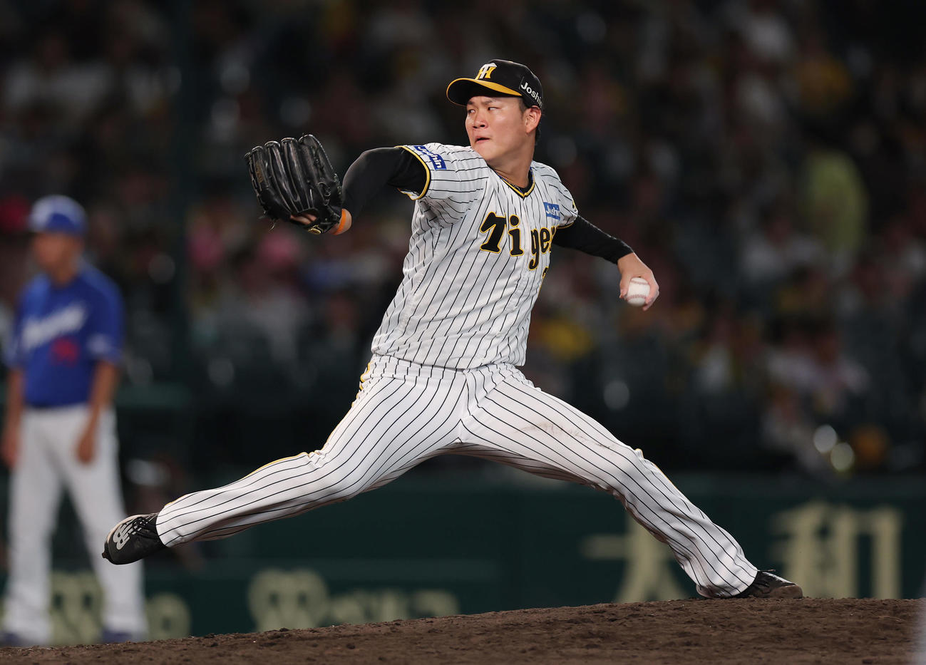 阪神対中日　阪神3番手で登板する及川（撮影・前田充）
