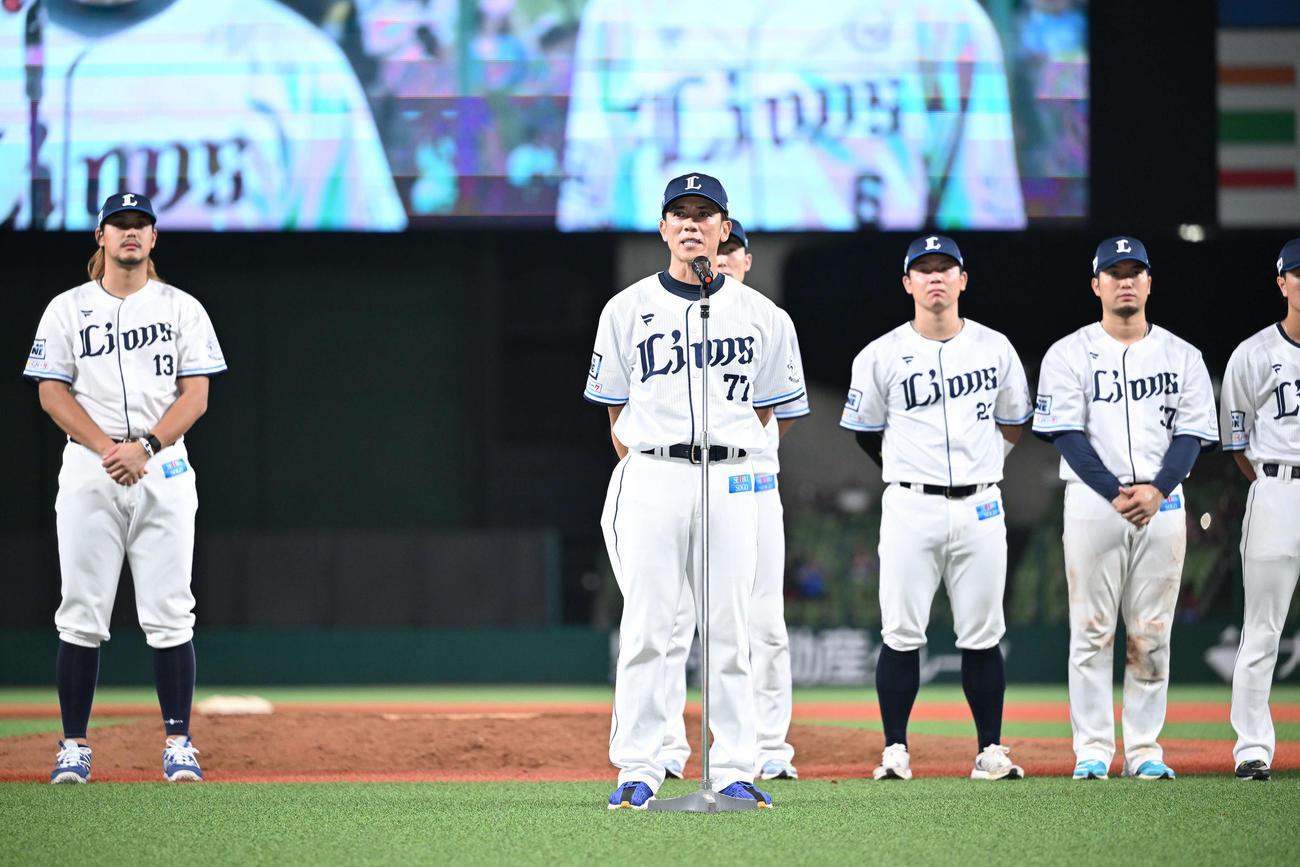 西武対楽天　ベルーナドーム最終戦を終えあいさつする西武松井監督（手前）（撮影・滝沢徹郎）