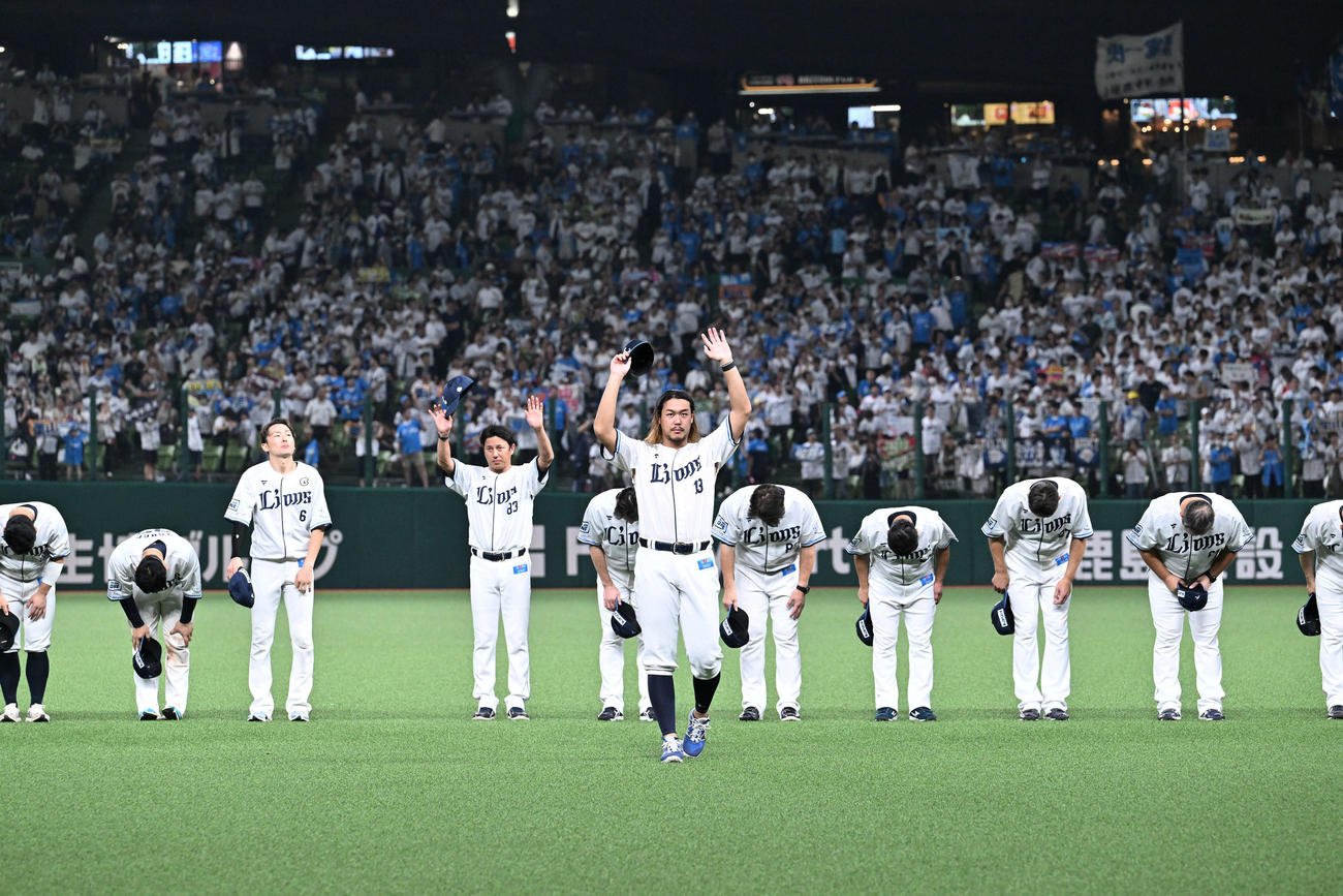 西武対楽天　ベルーナドーム最終戦を終えファンにあいさつする西武高橋（手前）ら選手たち（撮影・滝沢徹郎）