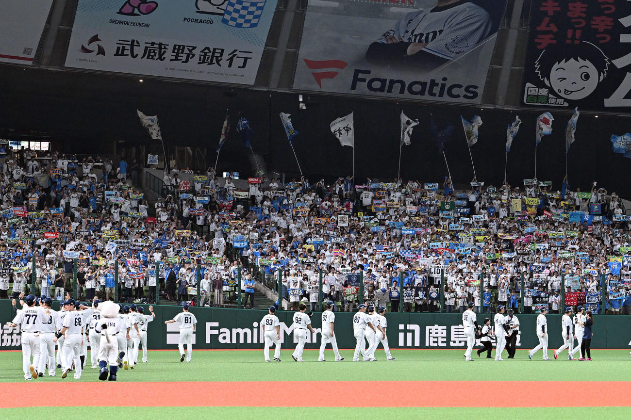 西武対楽天　ベルーナドーム最終戦を終えグラウンドを1周する西武の選手たち（撮影・滝沢徹郎）