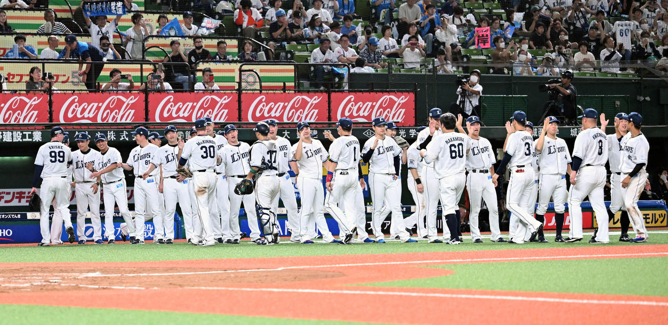 西武対楽天　試合に勝利しタッチをかわす西武の選手たち（撮影・滝沢徹郎）