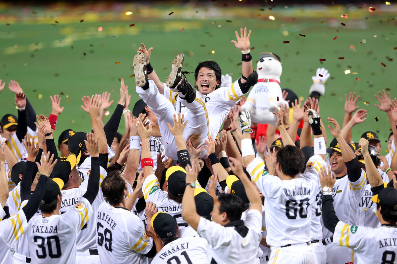 2014年10月、リーグ優勝を飾り胴上げをされ宙を舞う松田宣浩