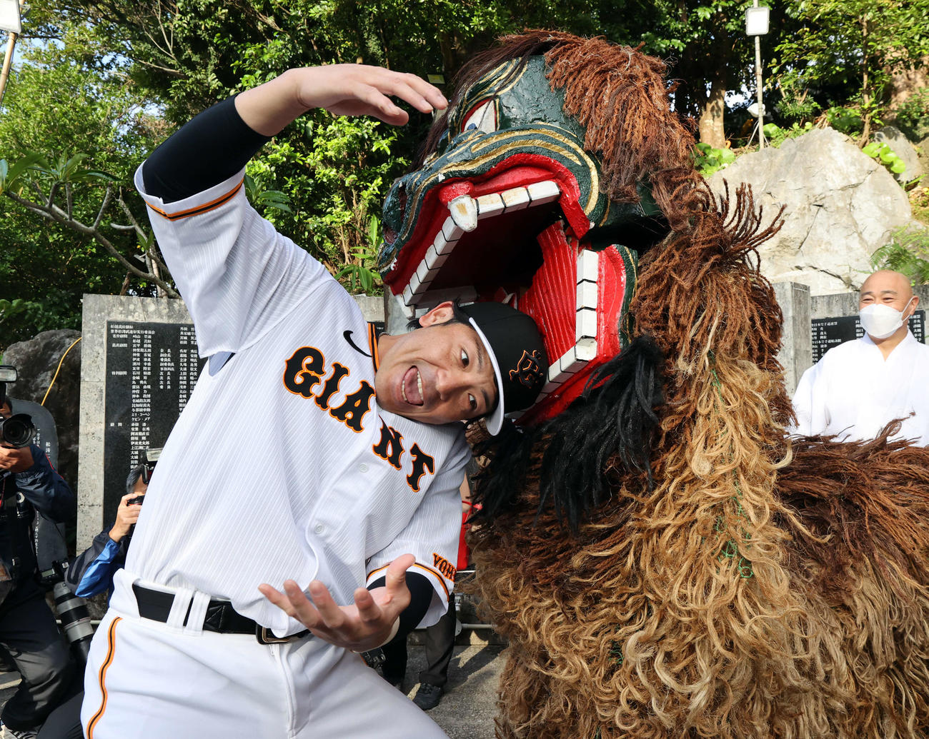 2023年2月、沖宮を参拝し、獅子にかまれる巨人松田