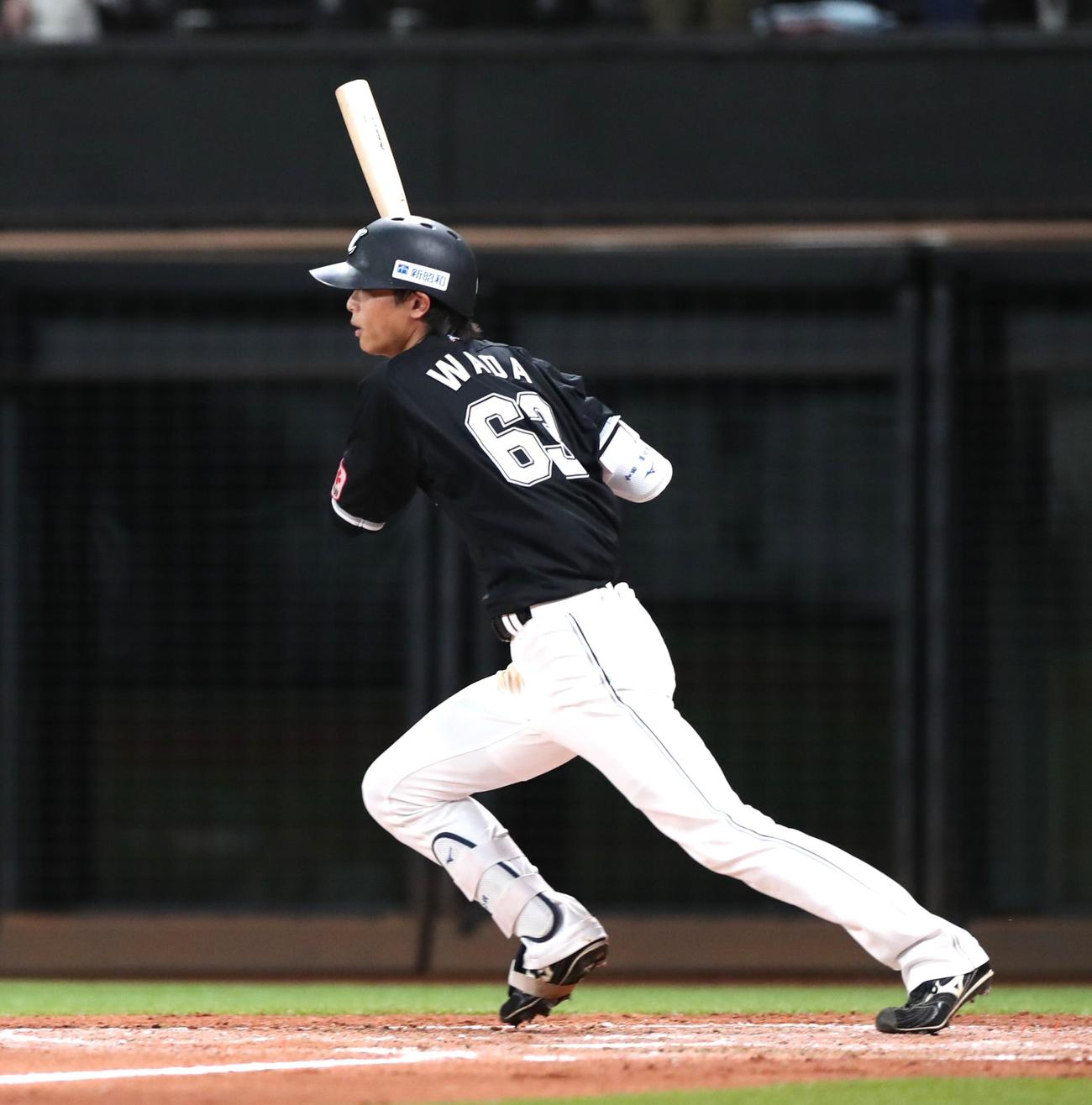 日本ハム対ロッテ　5回表ロッテ1死二、三塁、右前2点適時打を放つ和田（撮影・黒川智章）