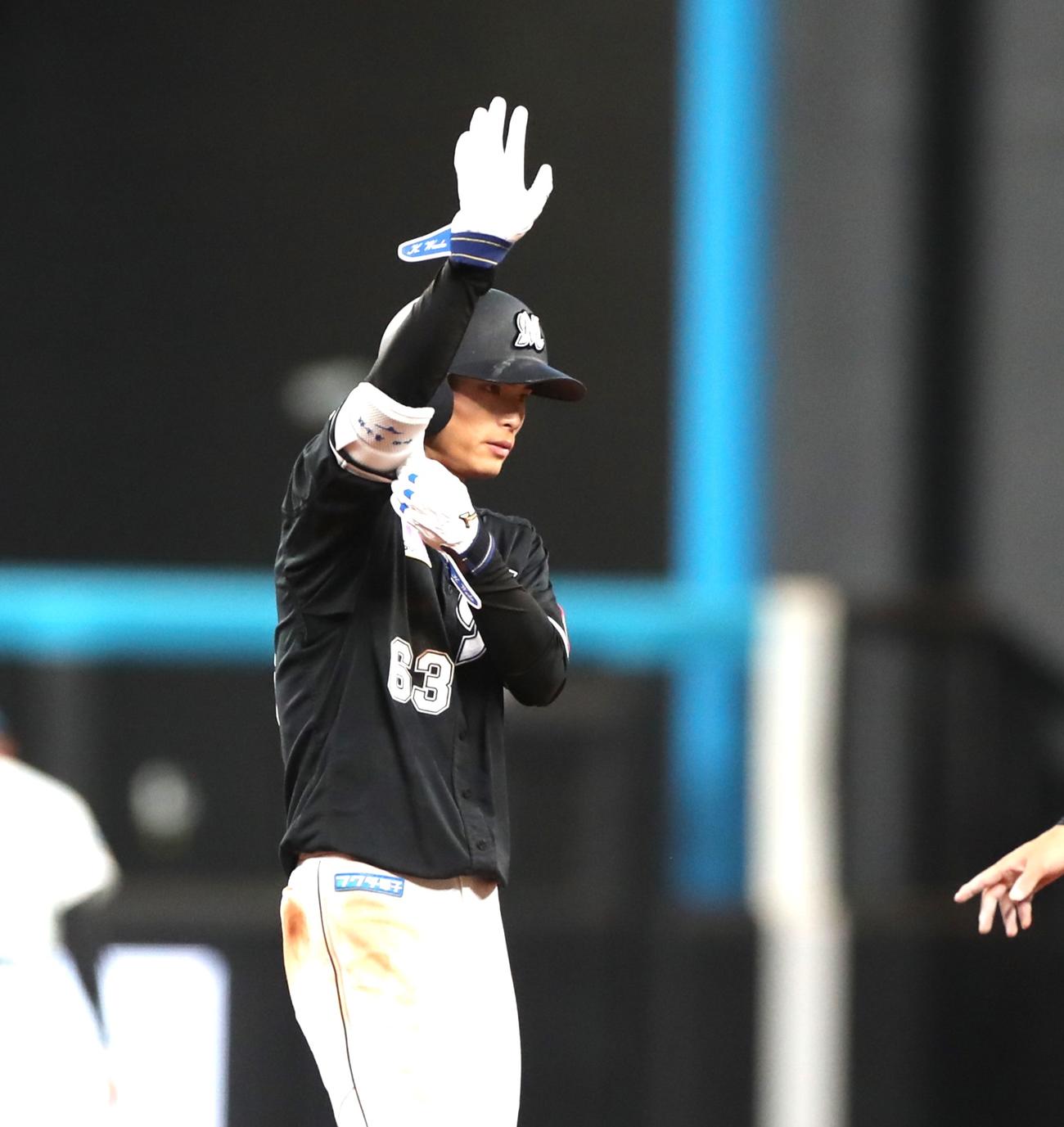 日本ハム対ロッテ　5回表ロッテ1死二、三塁、右前2点適時打を放ちポーズをとる和田（撮影・黒川智章）