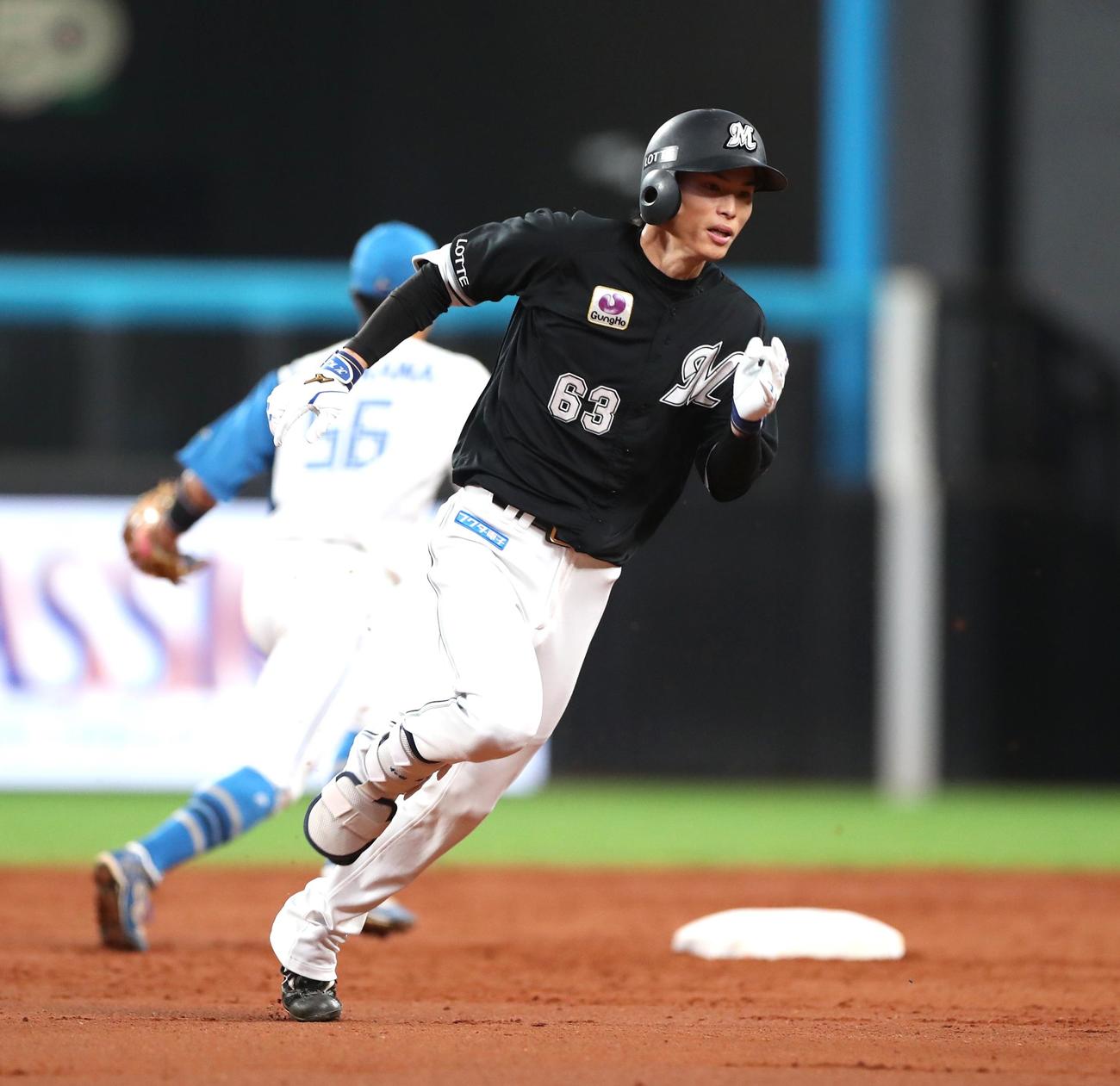 日本ハム対ロッテ　3回表ロッテ1死、右翼線に三塁打を放つ和田（撮影・黒川智章）