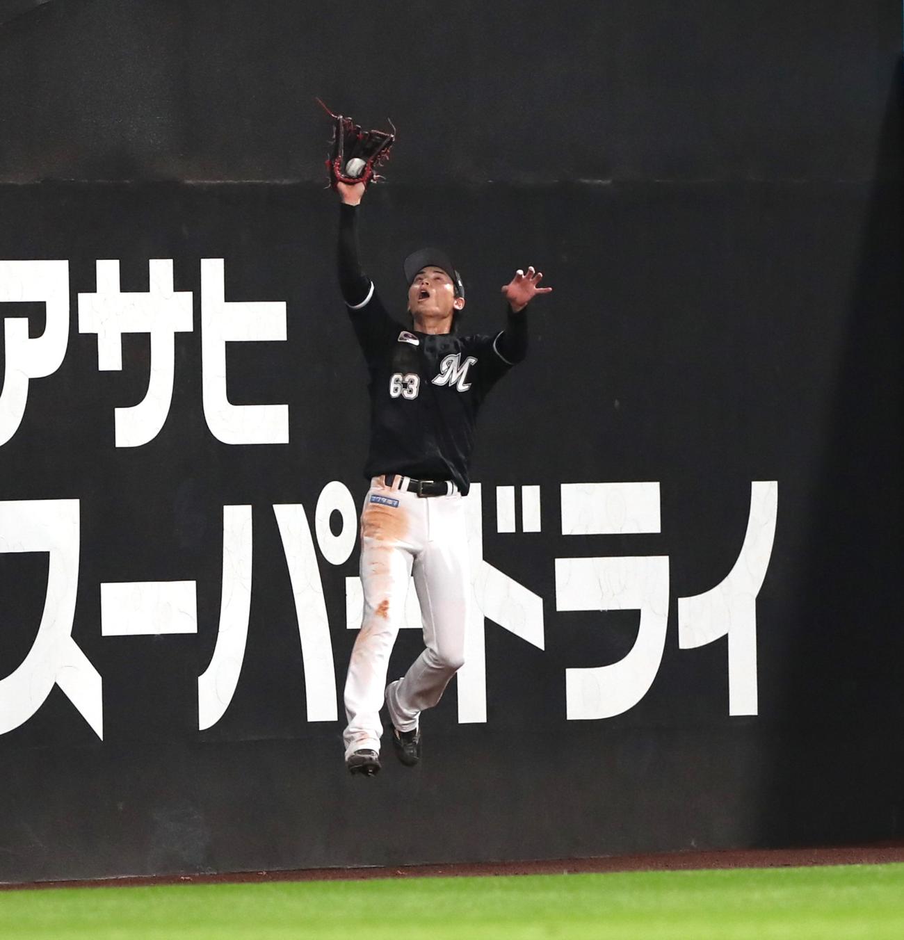 日本ハム対ロッテ　3回裏日本ハム2死、清宮の中飛をジャンピングキャッチする和田（撮影・黒川智章）
