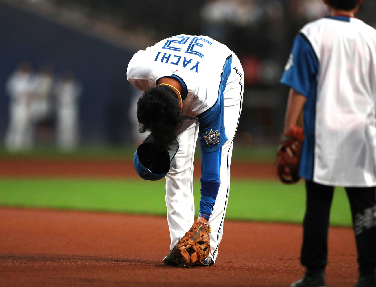 日本ハム対ロッテ　1回表、三塁の守備につきグラウンドにタッチする谷内（撮影・黒川智章）