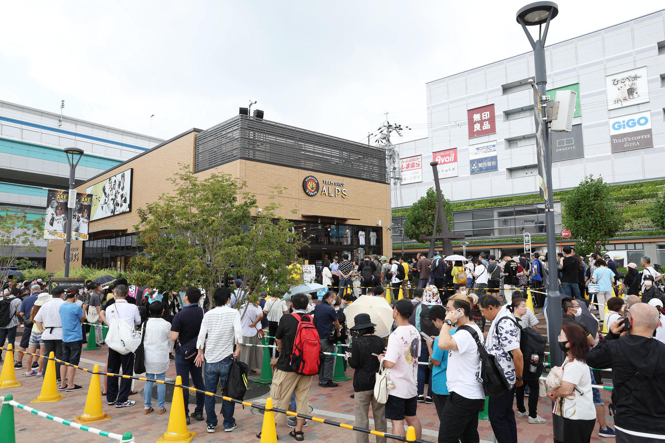 甲子園球場近くのチームショップにできた行列（撮影・前田充）