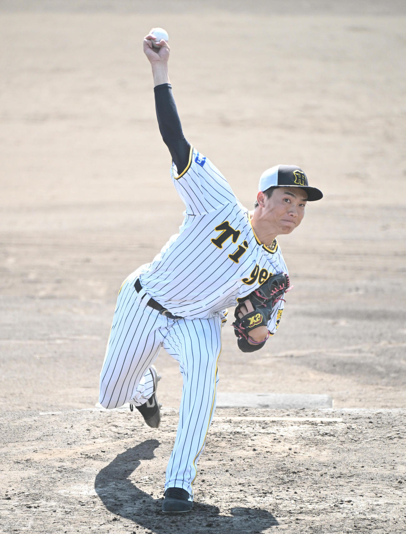 シート打撃で投球する湯浅（撮影・石井愛子）