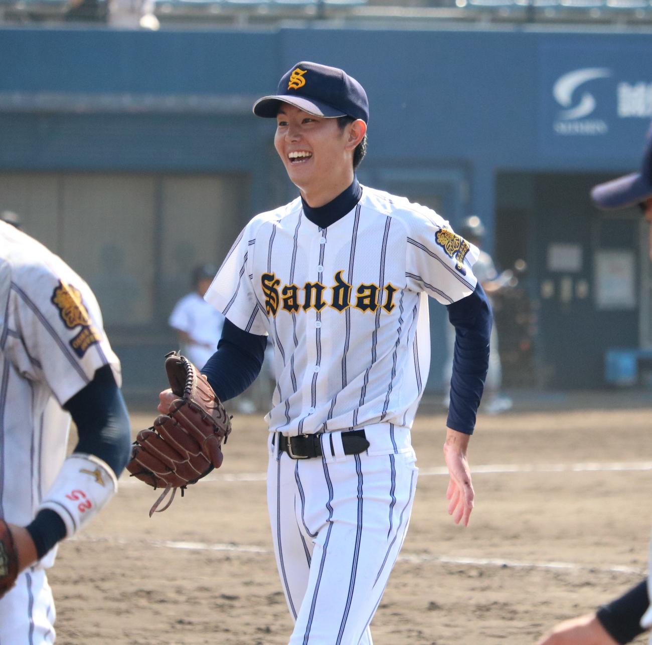 大産大対甲南大　大産大先発の松田啄磨投手（4年）が5回のピンチを無失点で切り抜けて笑顔を見せる（撮影・林亮佑）