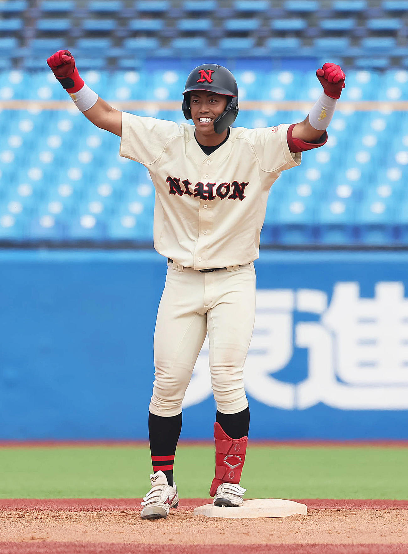 亜大対日大　6回裏日大2死一、二塁、谷端は右中間へ2点適時二塁打を放ちバンザイする（撮影・足立雅史）
