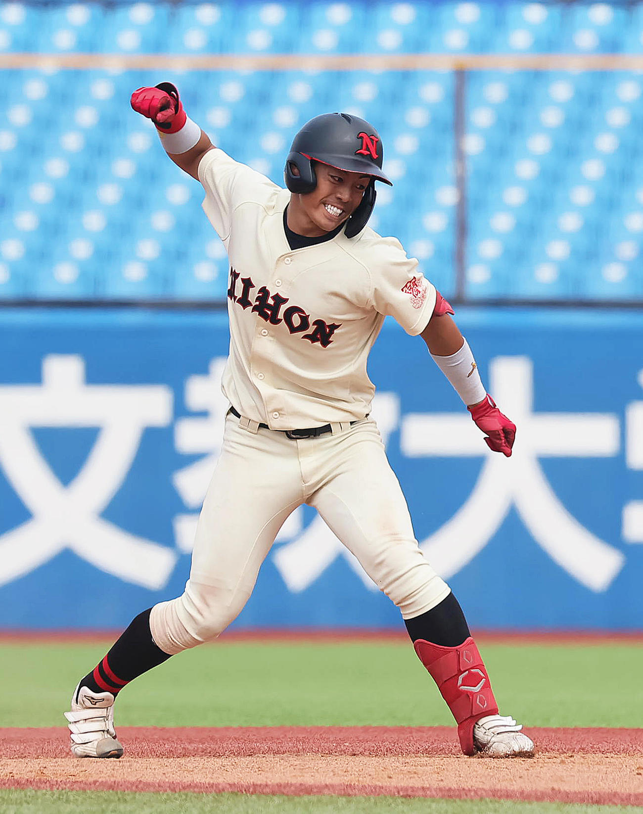 亜大対日大　6回裏日大2死一、二塁、谷端は右中間へ2点適時二塁打を放ちガッツポーズ（撮影・足立雅史）