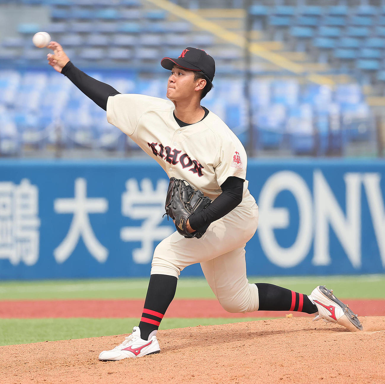 亜大対日大　日大2番手の柏崎（撮影・足立雅史）